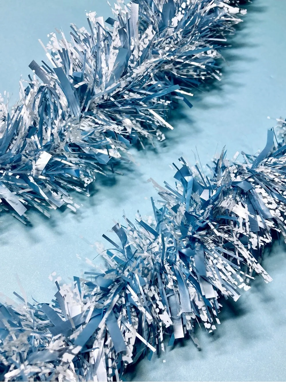 .• Tinsel Tree Garland in Pearly Light Blue & White Shimmer